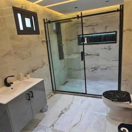Cabine douche moderne verre trempé et cadre noir, marbre blanc, design contemporain luxe