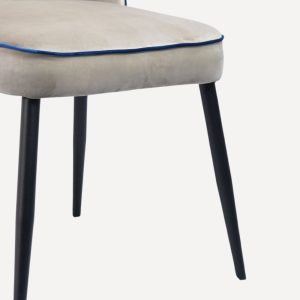 Chaise Elite velours gris clair avec pieds noirs et liseré bleu, style contemporain minimaliste