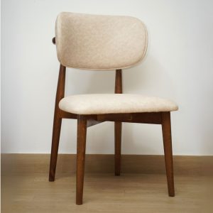 Chaise design piétement bois massif avec assise et dossier rembourrés en tissu beige clair