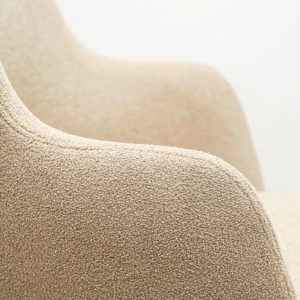 chaise en velours gris foncé