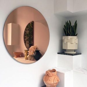Miroir rond rose gold salle de bain, style moderne minimaliste avec accessoires de décoration