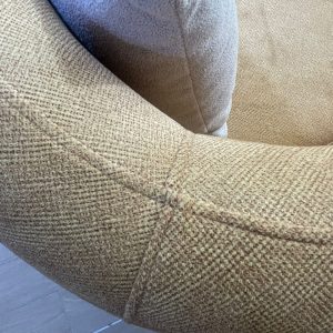 Canapé Hana en velours beige et gris, design marocain moderne pour salon haut de gamme