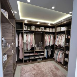 Dressing luxe bois teinte foncée avec éclairage LED intégré, rangements modulables et accessoires de rangement