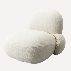 Fauteuil minimaliste en velours bouclé crème aux formes organiques et design contemporain