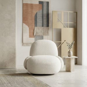 Fauteuil minimaliste bouclé crème aux formes organiques et design contemporain épuré