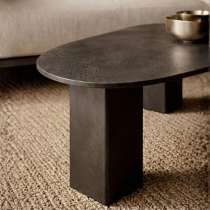 Table basse design gris anthracite en béton ciré avec piédestal architectural minimaliste