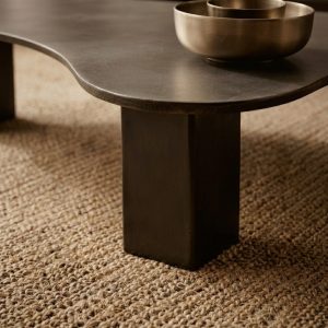 Table basse design noir anthracite base carrée massif sur tapis beige naturel