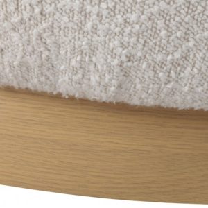 Détail du tissu bouclé crème et du socle en chêne du fauteuil Calais