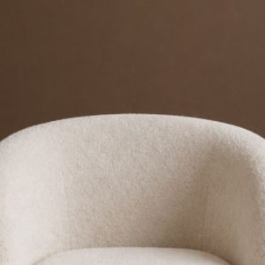 Gros plan sur le tissu bouclé crème du fauteuil Sahel