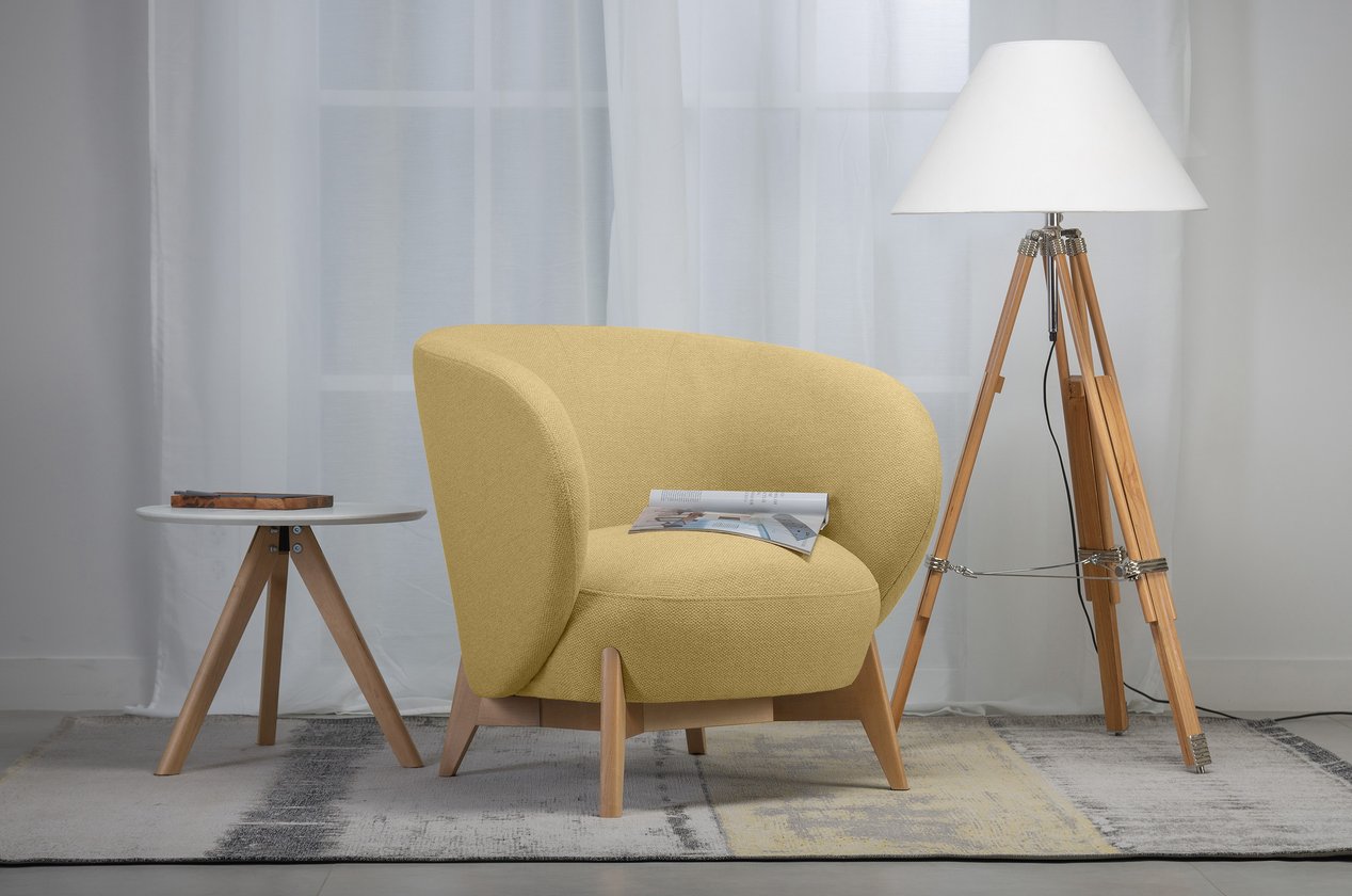 Fauteuil scandinave jaune Soltis dans un salon lumineux