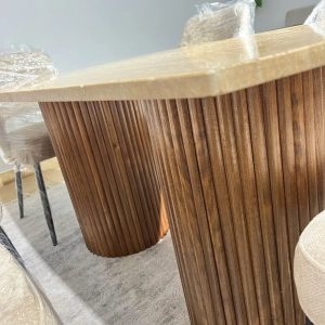 Table à manger travertin, pieds bardage hêtre